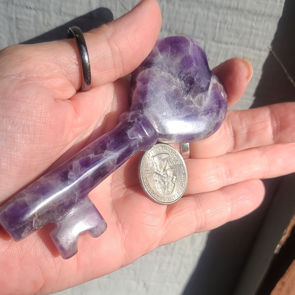 Large & lovely floral Amethyst crystal key - Picture 3 of 6